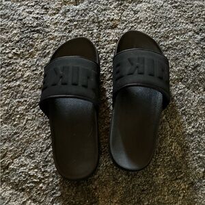 woman’s black nike slides 🖤🖤🖤